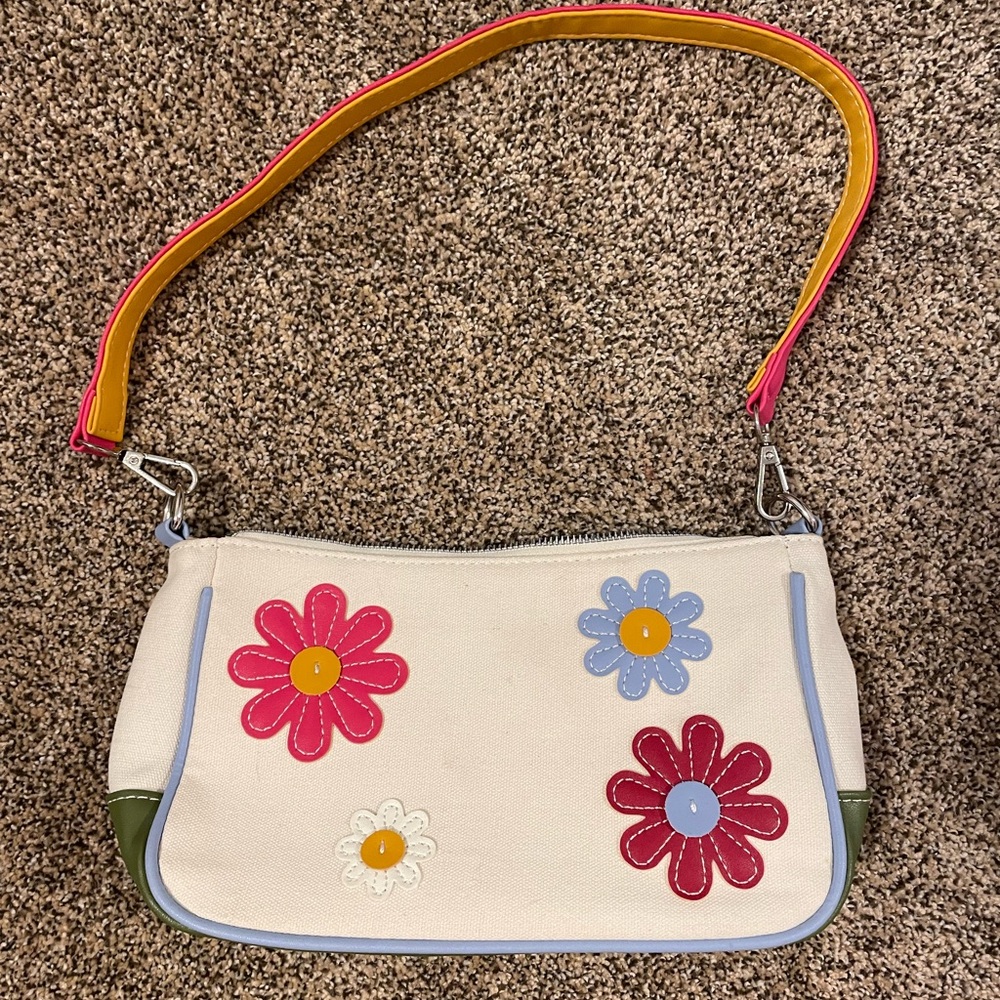 Floral shoulder bag with cute retro details